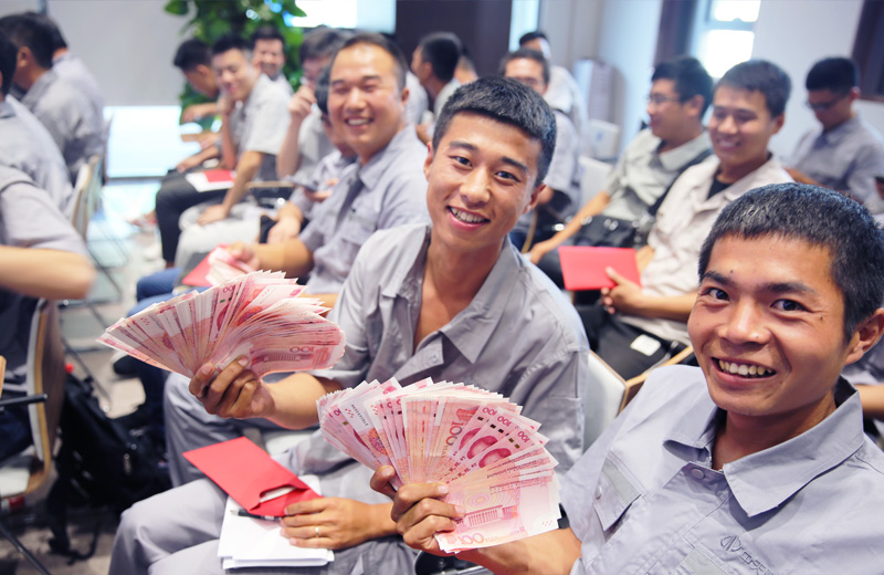 2019年8月9日，中天北京集团直补发放，员工们难掩幸福之情。