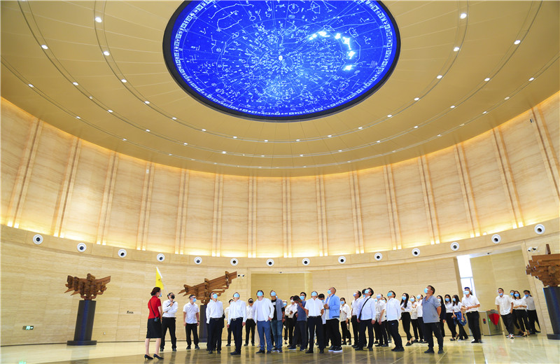 2020中秋来临之际，中天六建机关150余名员工参观学习中国建筑科技馆，共同探索建筑之美。