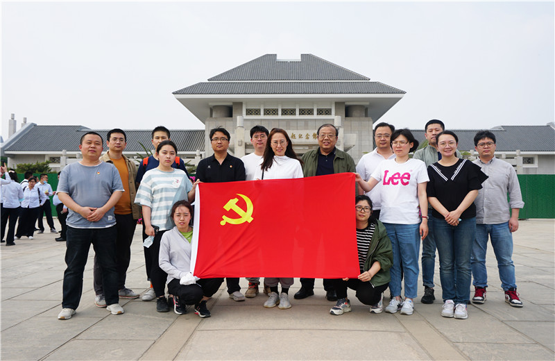 2021年5月20日下午，天怡设计开展“迎接建党百年华诞”主题活动，组织企业党员参观周恩来邓颖超纪念馆。