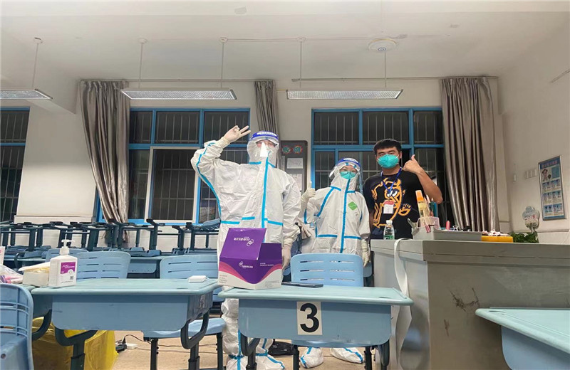 2021年7月29日,中天三建南京融创G86项目部积极响应政府号召，第一时间组织志愿服务团队奔赴月苑路第一小学监测点，承担起核酸检测流程引导、秩序维护、人员信息采集登记工作。