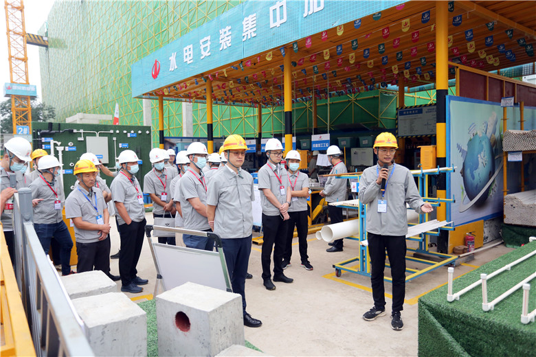 2021年9月29日，中天九建承办的以“深入实施质量提升行动 大力推进质量强国建设”为主题的郑州市2021年质量月工程质量提升推进现场会在建业梅苑项目召开。