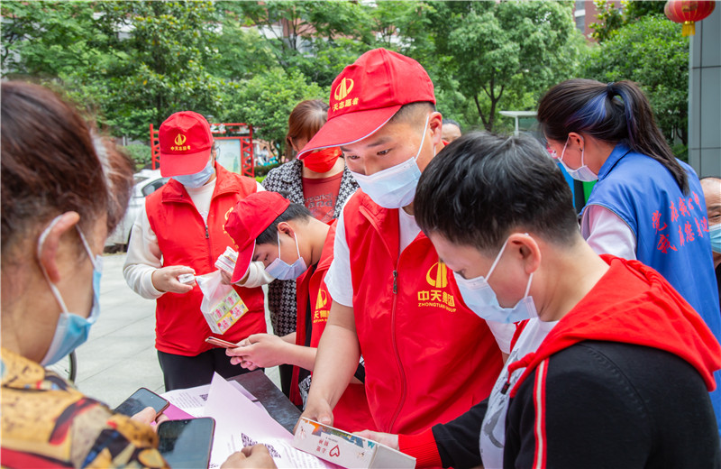 2022年4月，为支持武汉“三天两检”抗疫工作，中天六建万科黄金口项目部为所在辖区捐赠了20顶帐篷。同时组织起中天志愿者队伍，在采样现场为社区居民提供服务