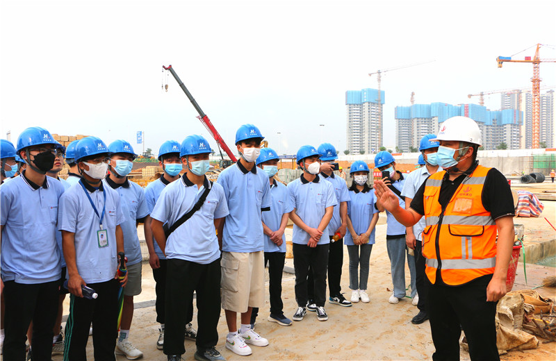 2022年5月6日，第二届“现代学徒制·中天班”第二期专题培训召开。为理论与现场结合，广西生态工程职业技术学院的30名学生走进中天八建柳州万科城怡璟项目。