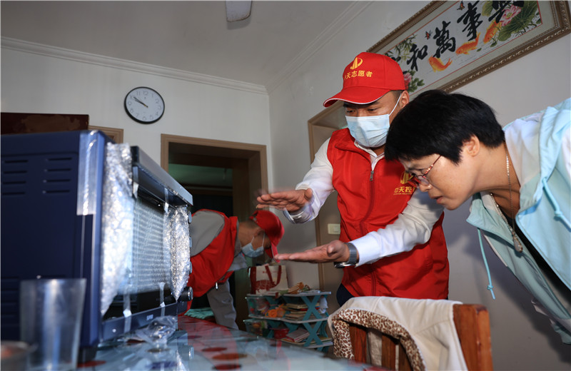 2022年11月1日，中天二建嘉兴分公司志愿者带上大米、食用油及他们的“微心愿”微波炉、电烤箱、空气炸锅、电磁炉等来到菱香坊、烟雨苑、江南新家园等小区慰问因工致残的困难居民。