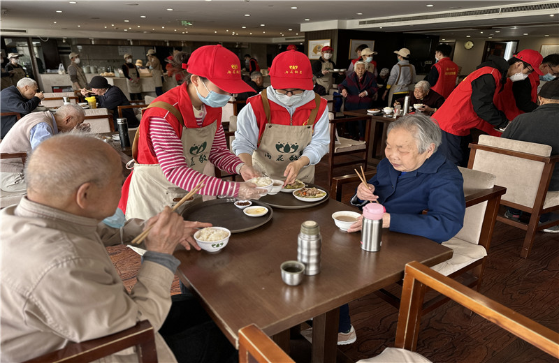 2023年4月12日，控股集团志愿者走进杭州市上城区雨花敬老院开展公益志愿服务。
