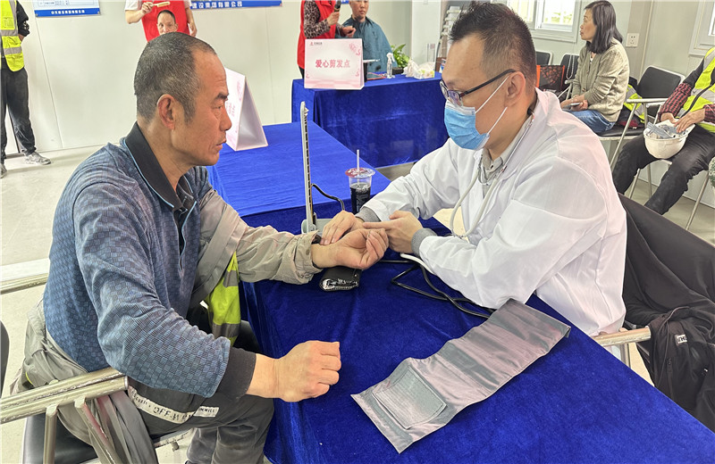 五一前夕，天津公司组织开展为项目一线职工提供爱心剪发、爱心义诊、爱心赠饮、爱心咨询、爱心加餐服务，给工友们送去了劳动节的问候。
