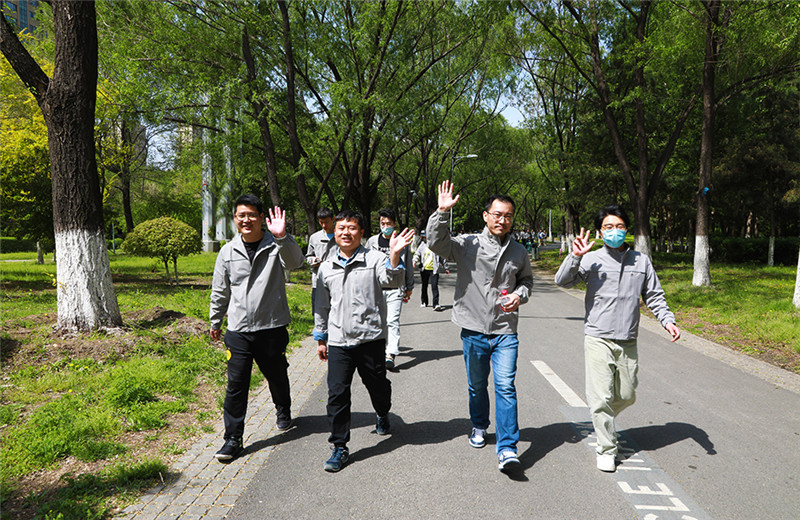 2023年5月6日，东北公司于沈阳奥林匹克生态公园开展“沐春健步走，转型再出发” 徒步行活动。